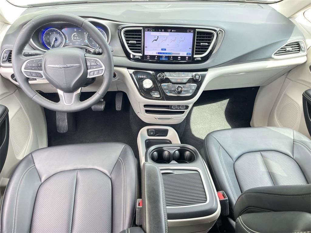 Used 2024 Chrysler Pacifica Touring-L image 24