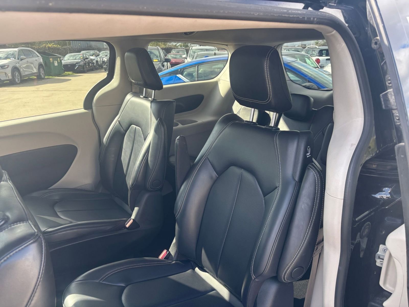 Used 2023 Chrysler Pacifica Touring-L image 39