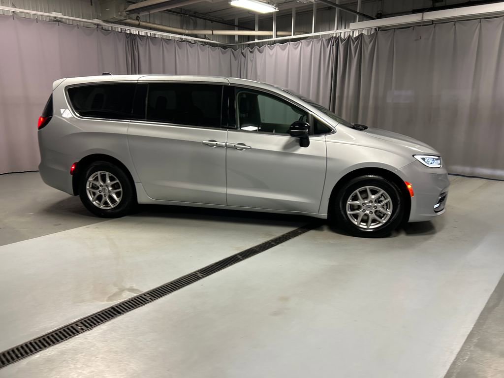 Used 2024 Chrysler Pacifica Touring-L FWD image 8