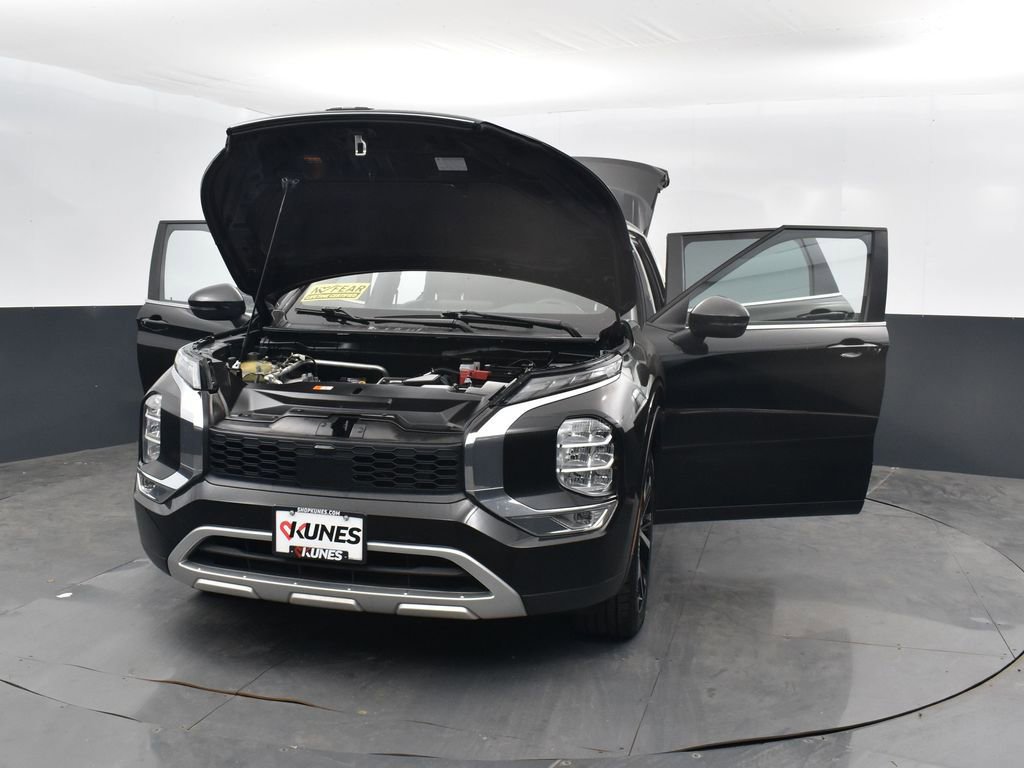 Used 2023 Mitsubishi Outlander SE image 54