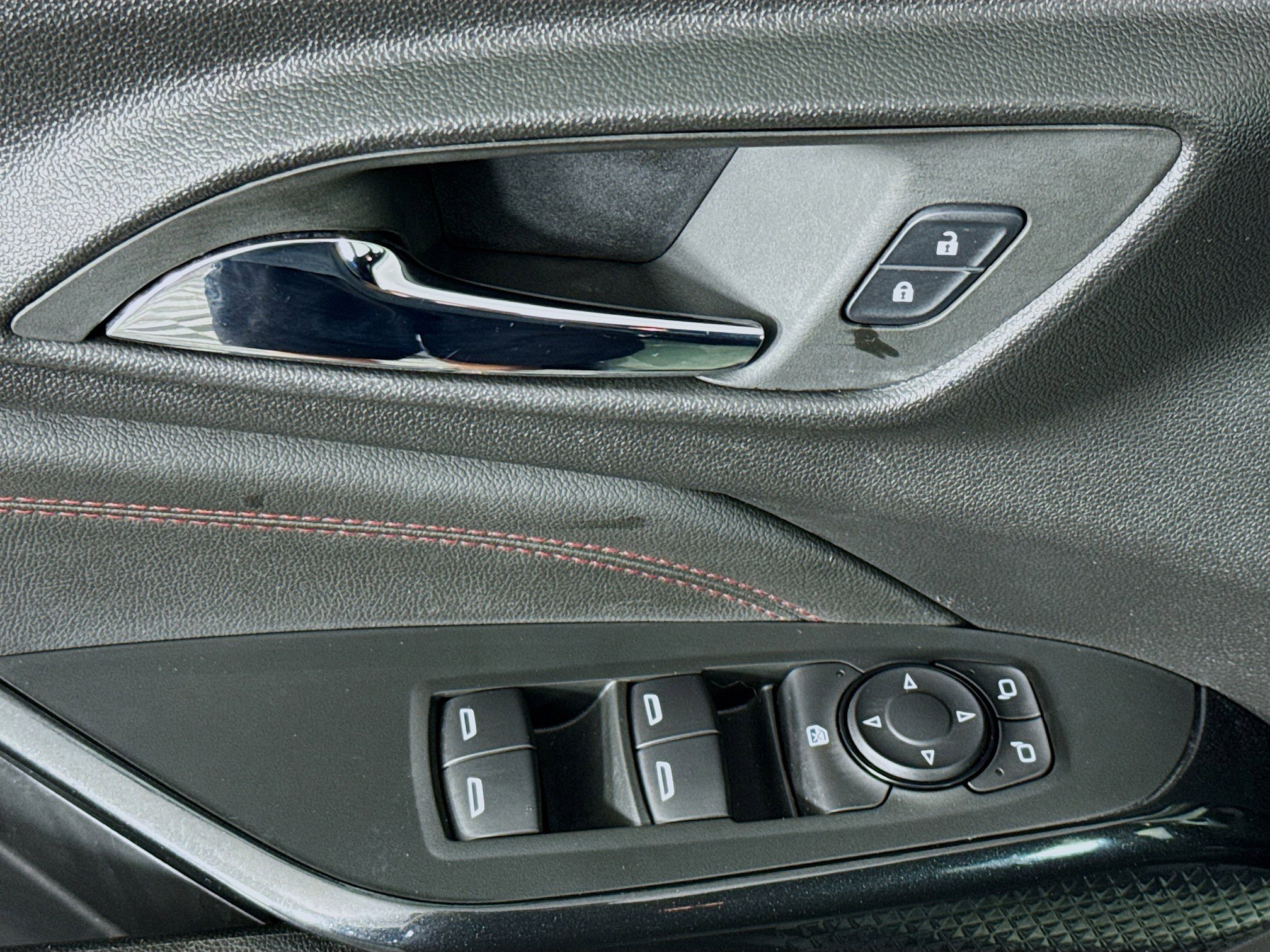 Used 2024 Chevrolet Trax RS w/ Sunroof Package FWD image 23