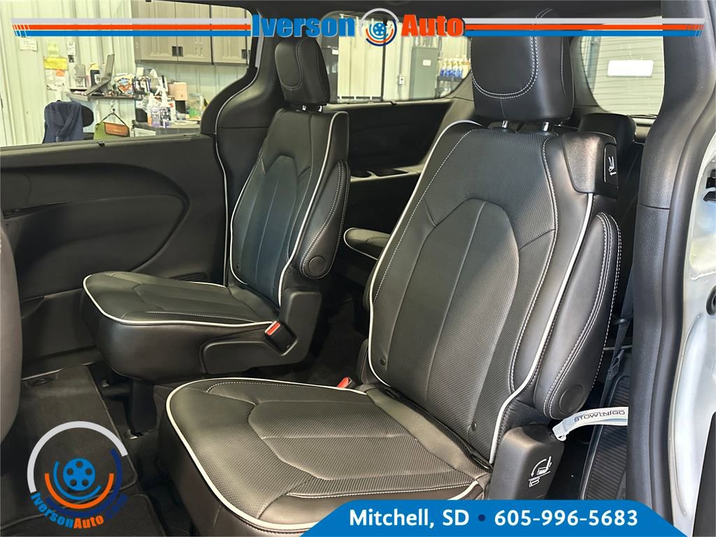 New 2027 Chrysler Pacifica Limited AWD/4WD image 24