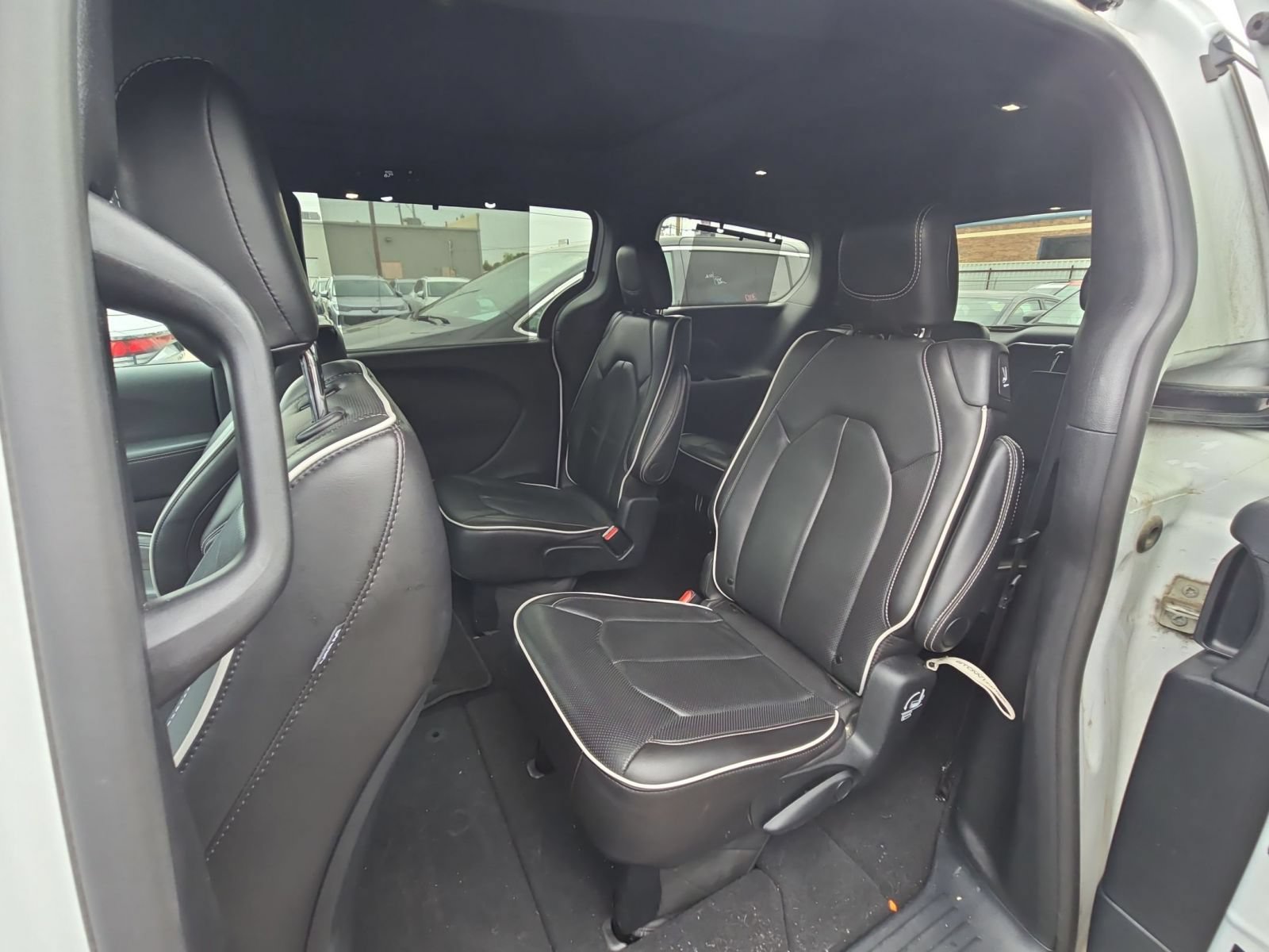 Used 2025 Chrysler Pacifica Limited FWD image 9