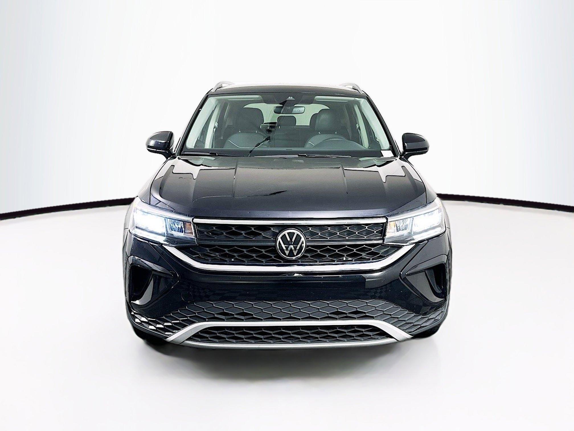 Used 2024 Volkswagen Taos SE image 2