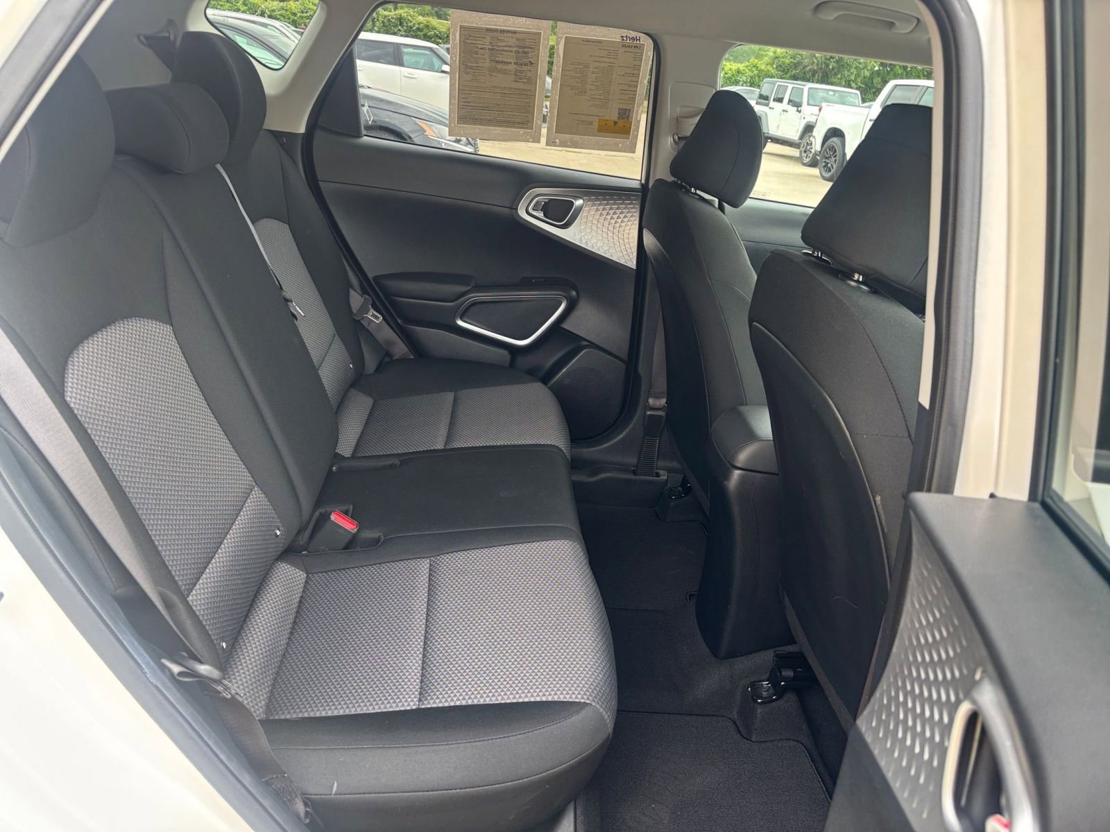 Used 2025 Kia Soul LX w/ LX Technology Package FWD image 23