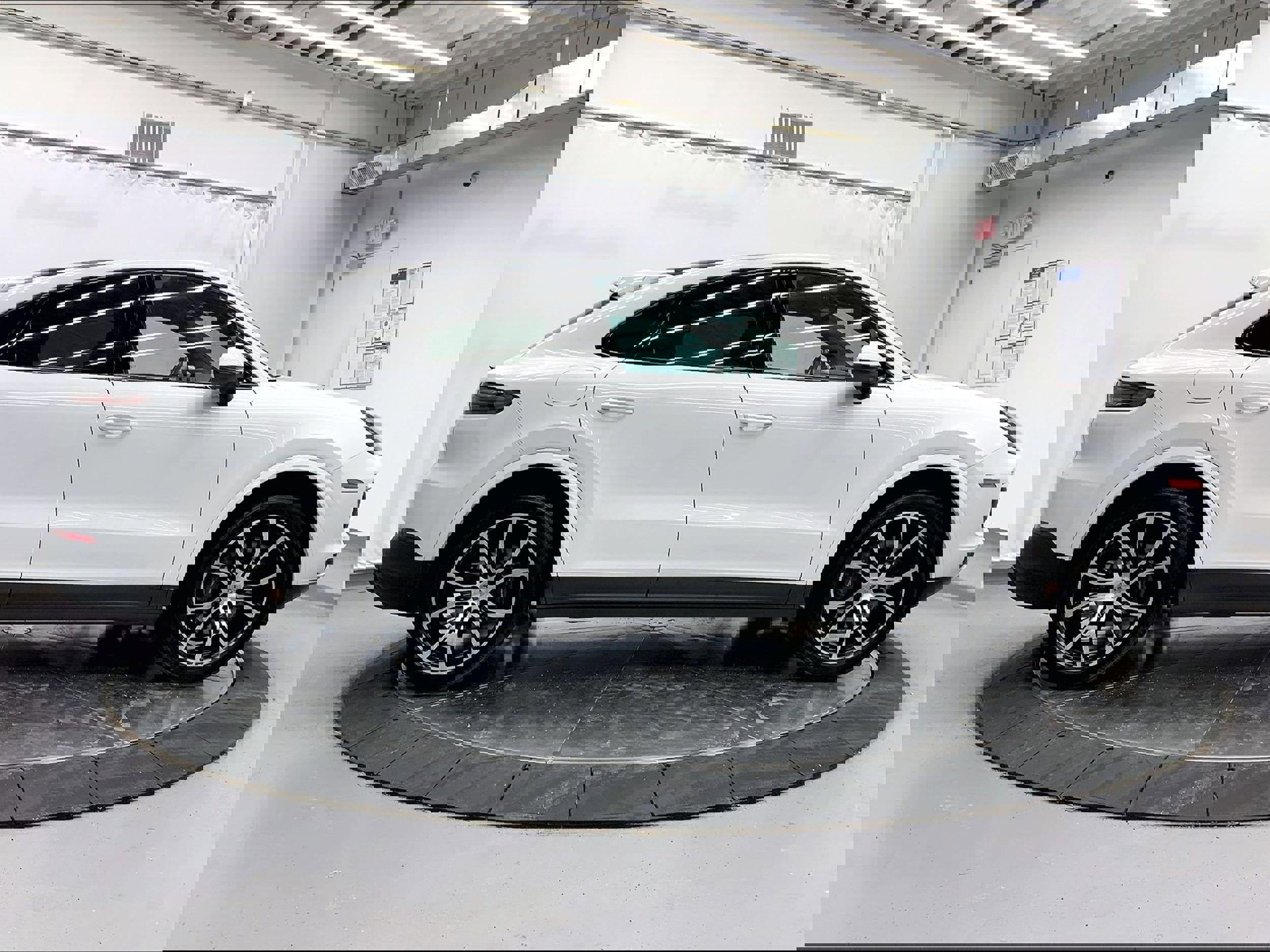 Used 2022 Porsche Cayenne Coupe image 8