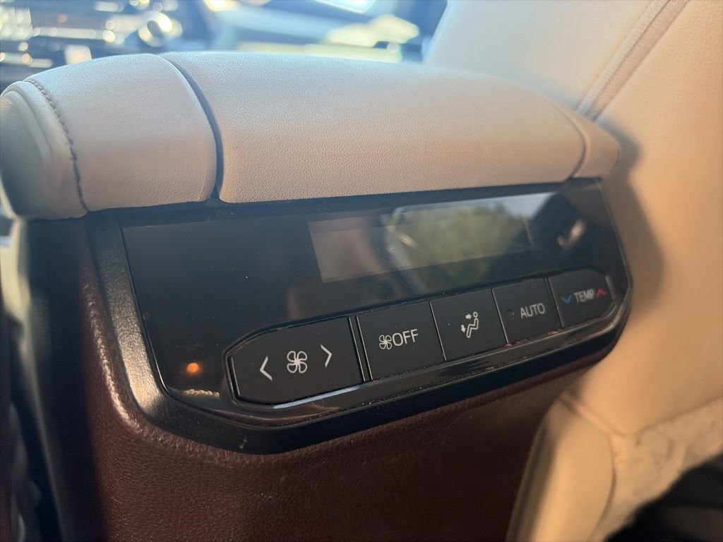Used 2020 Toyota Highlander XLE AWD/4WD image 27
