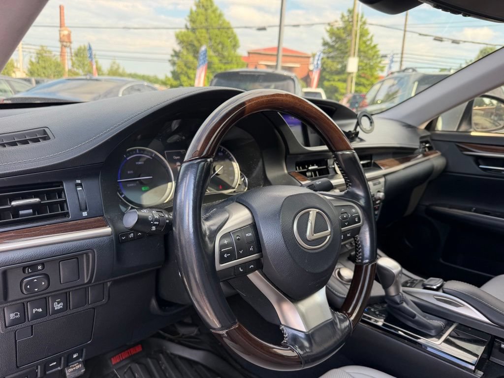 Used 2017 Lexus ES 300h w/ Navigation System Package FWD image 12