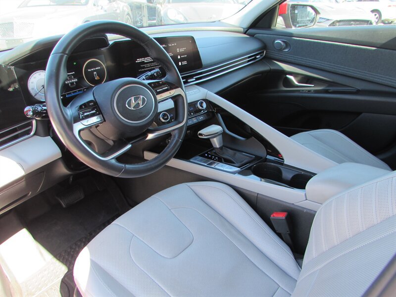 Used 2023 Hyundai Elantra Limited FWD image 13