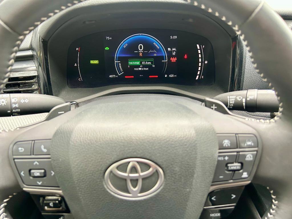 Used 2025 Toyota Camry SE image 5