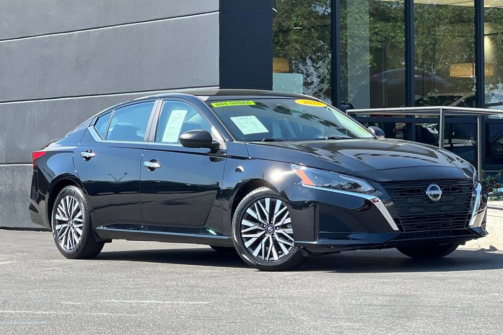 Used 2025 Nissan Altima 2.5 SV image 3