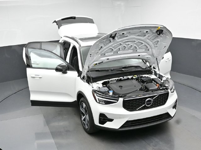Used 2024 Volvo XC40 B5 Plus AWD/4WD image 46