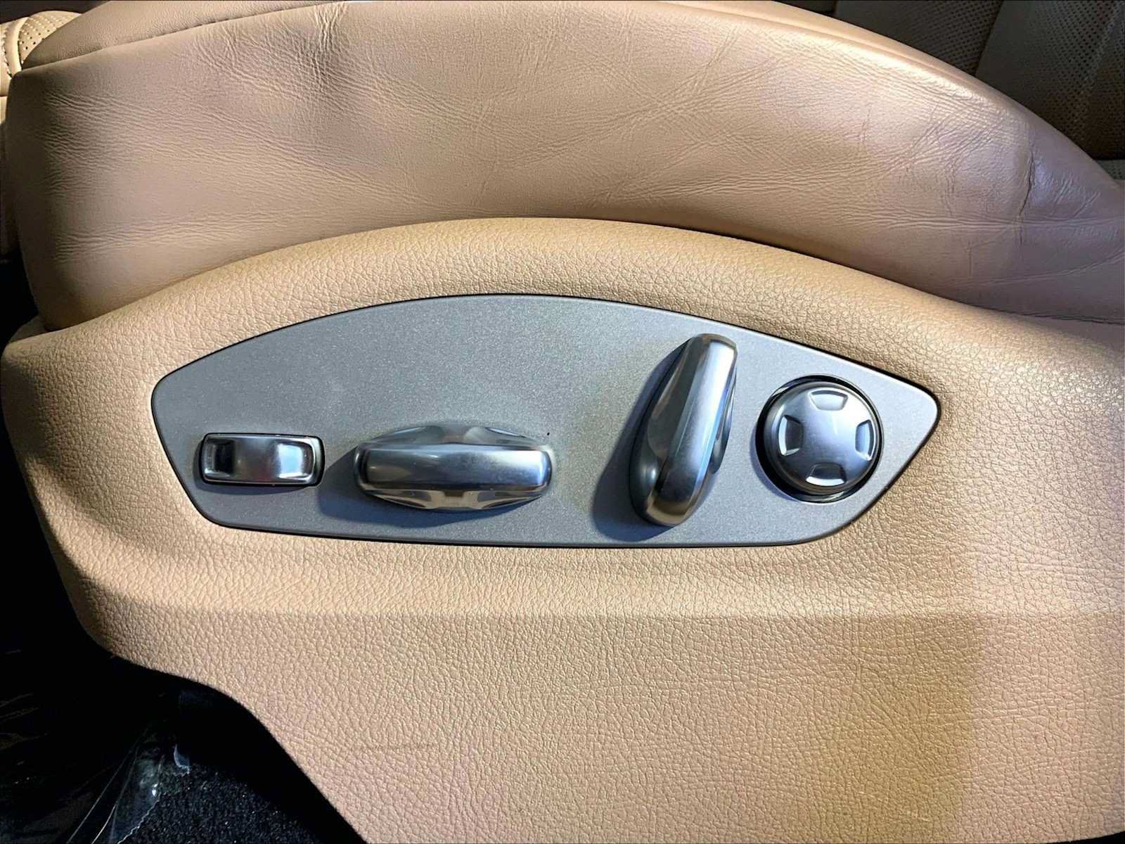 Certified 2023 Porsche Macan AWD/4WD image 39