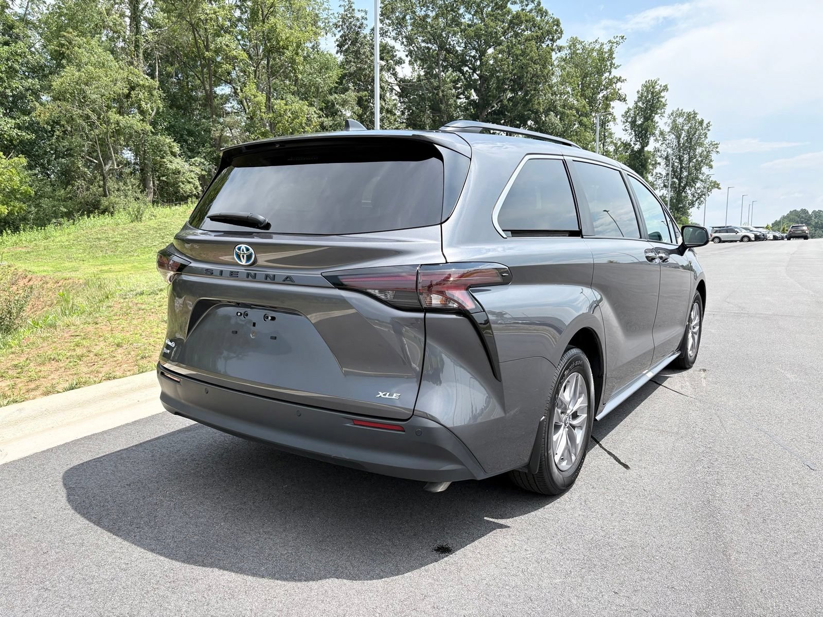 Used 2025 Toyota Sienna XLE FWD image 9