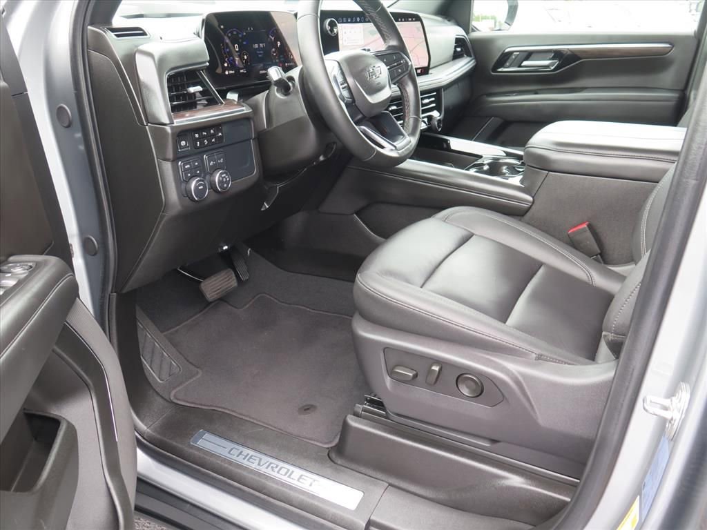 Used 2025 Chevrolet Suburban Z71 AWD/4WD image 10