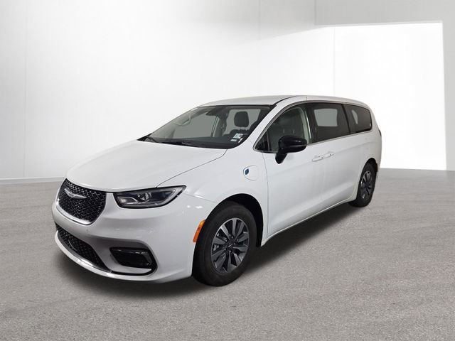 Used 2024 Chrysler Pacifica Select image 2