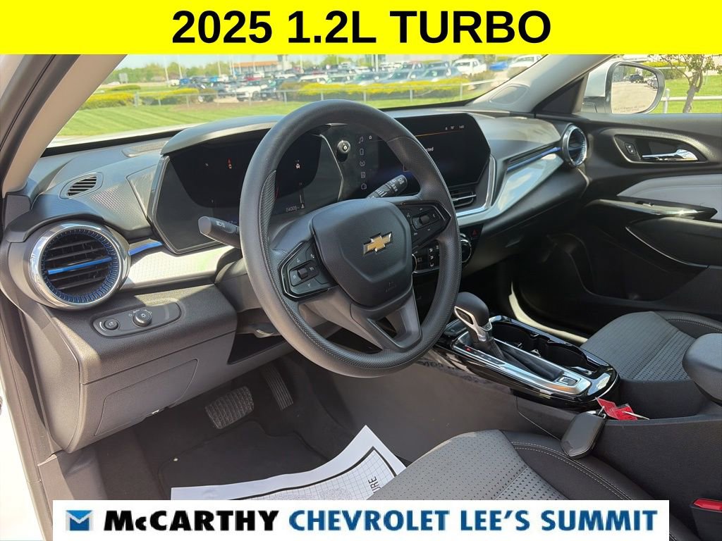 Used 2025 Chevrolet Trax LT FWD image 34