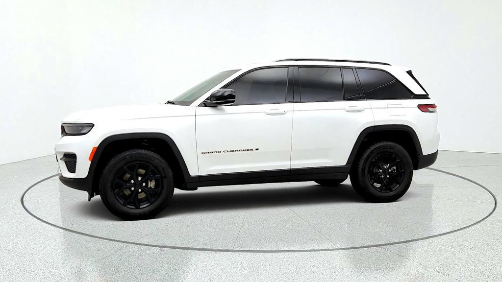 Used 2025 Jeep Grand Cherokee Altitude AWD/4WD image 8