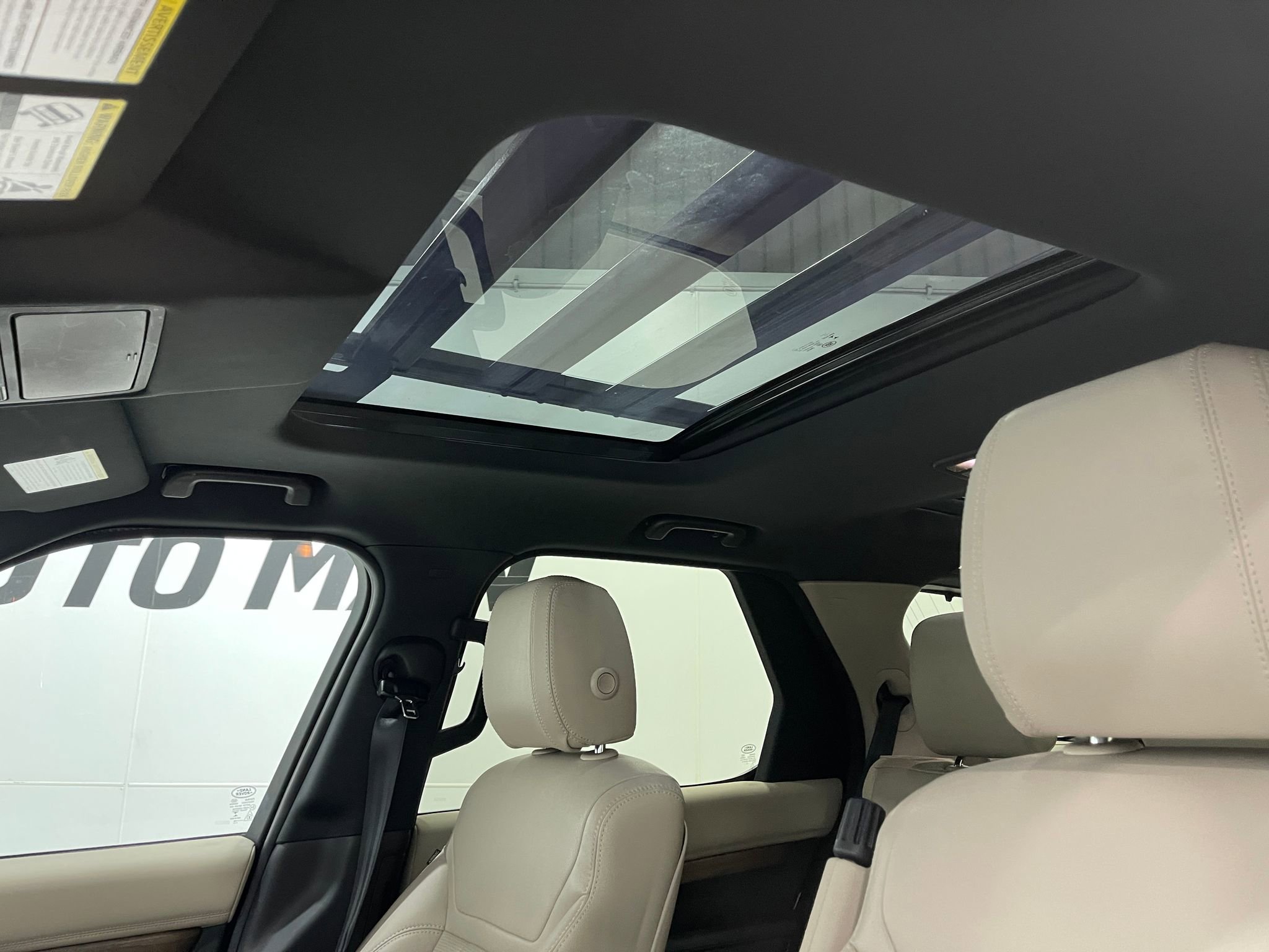 Used 2018 Land Rover Discovery HSE image 12