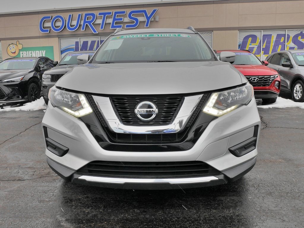 Used 2020 Nissan Rogue SV image 3