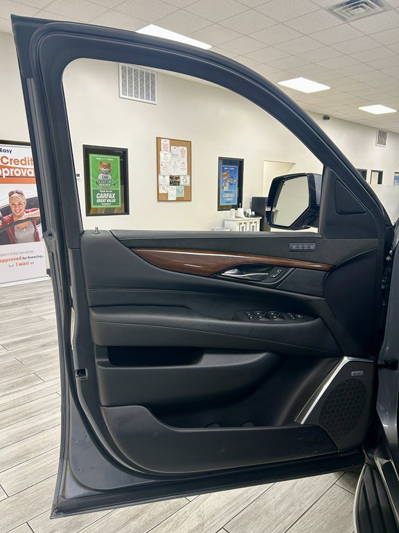 Used 2019 Cadillac Escalade ESV Luxury image 15