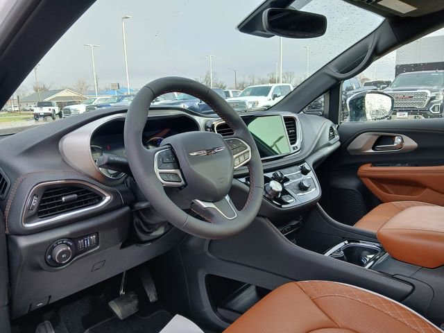 Used 2025 Chrysler Pacifica Pinnacle image 9