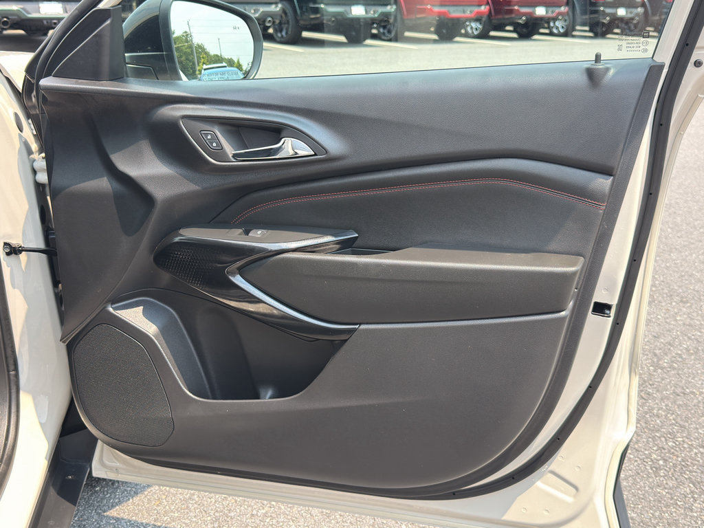 Used 2026 Chevrolet Trax RS w/ Sunroof Package FWD image 29