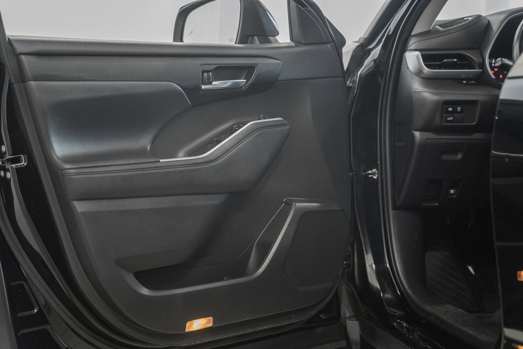 Used 2023 Toyota Highlander XLE image 38