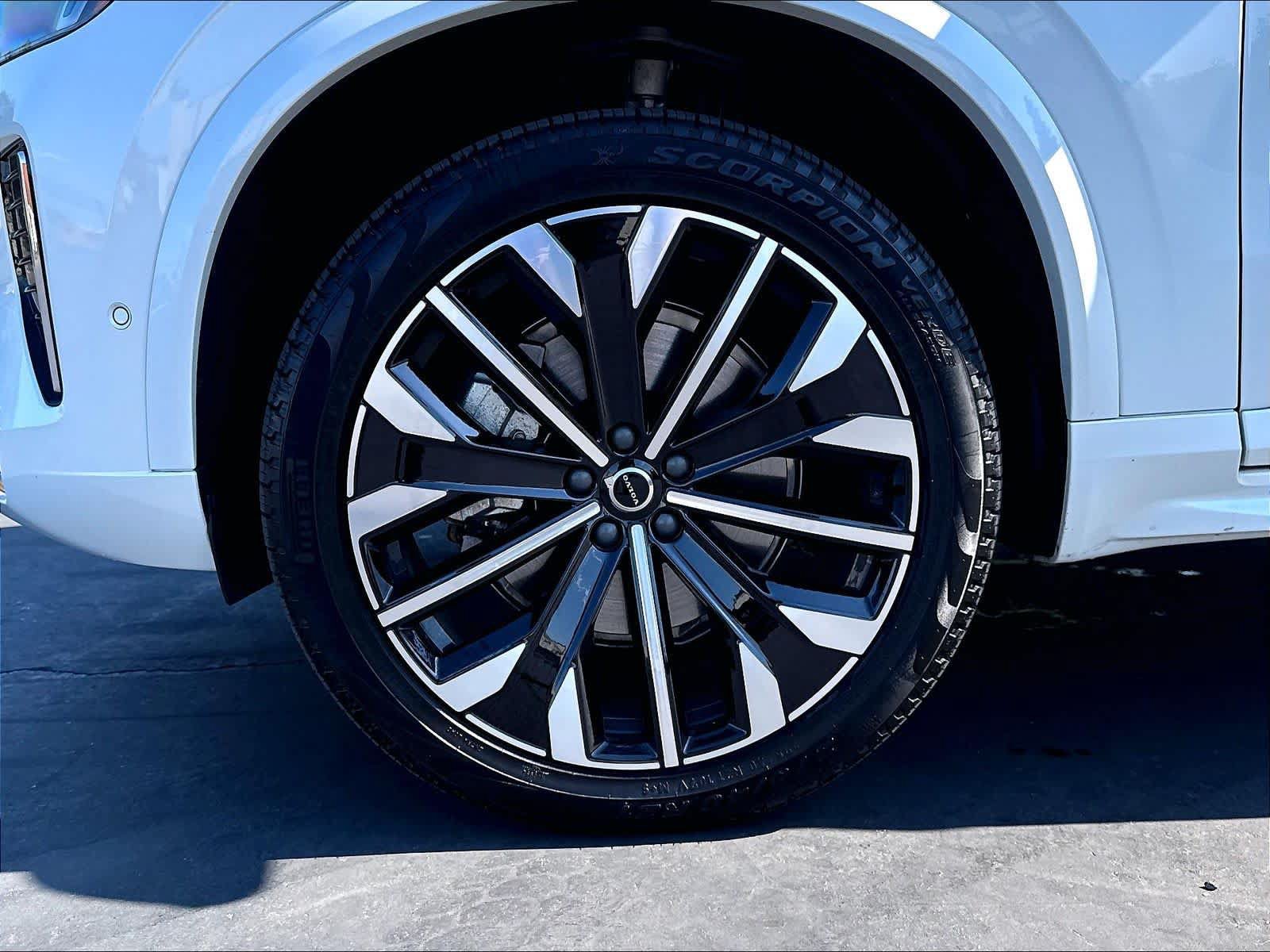 Used 2026 Volvo XC90 B5 Plus w/ Protection Package AWD/4WD image 12