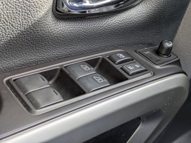 Used 2019 Nissan Titan SV image 23