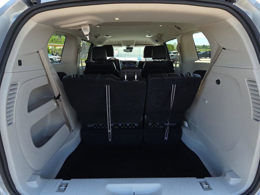 Used 2023 Chrysler Pacifica Touring-L FWD image 31