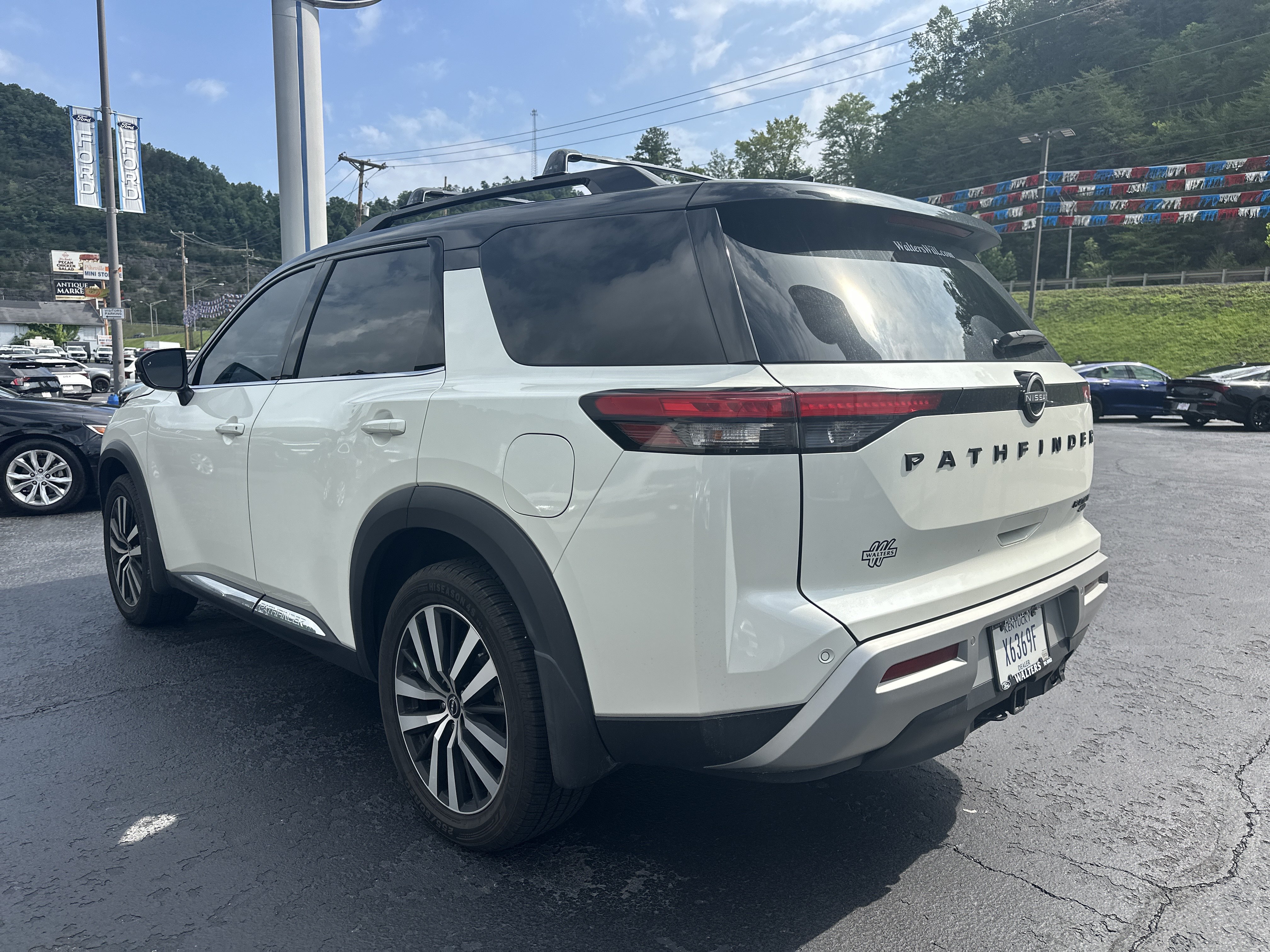 Used 2023 Nissan Pathfinder Platinum AWD/4WD image 5