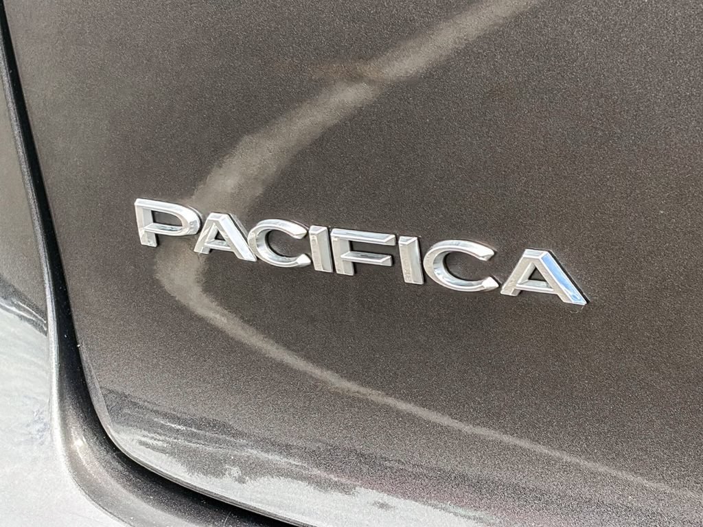 Used 2017 Chrysler Pacifica Limited w/ UConnect Theater Package FWD image 10