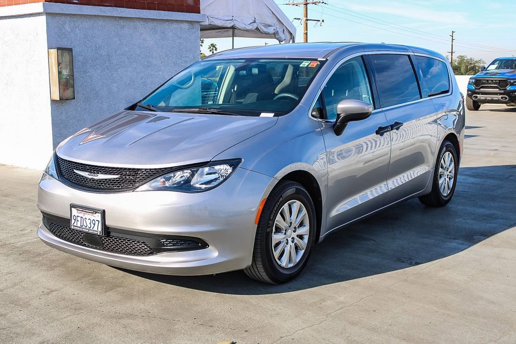 Used 2021 Chrysler Voyager L image 4