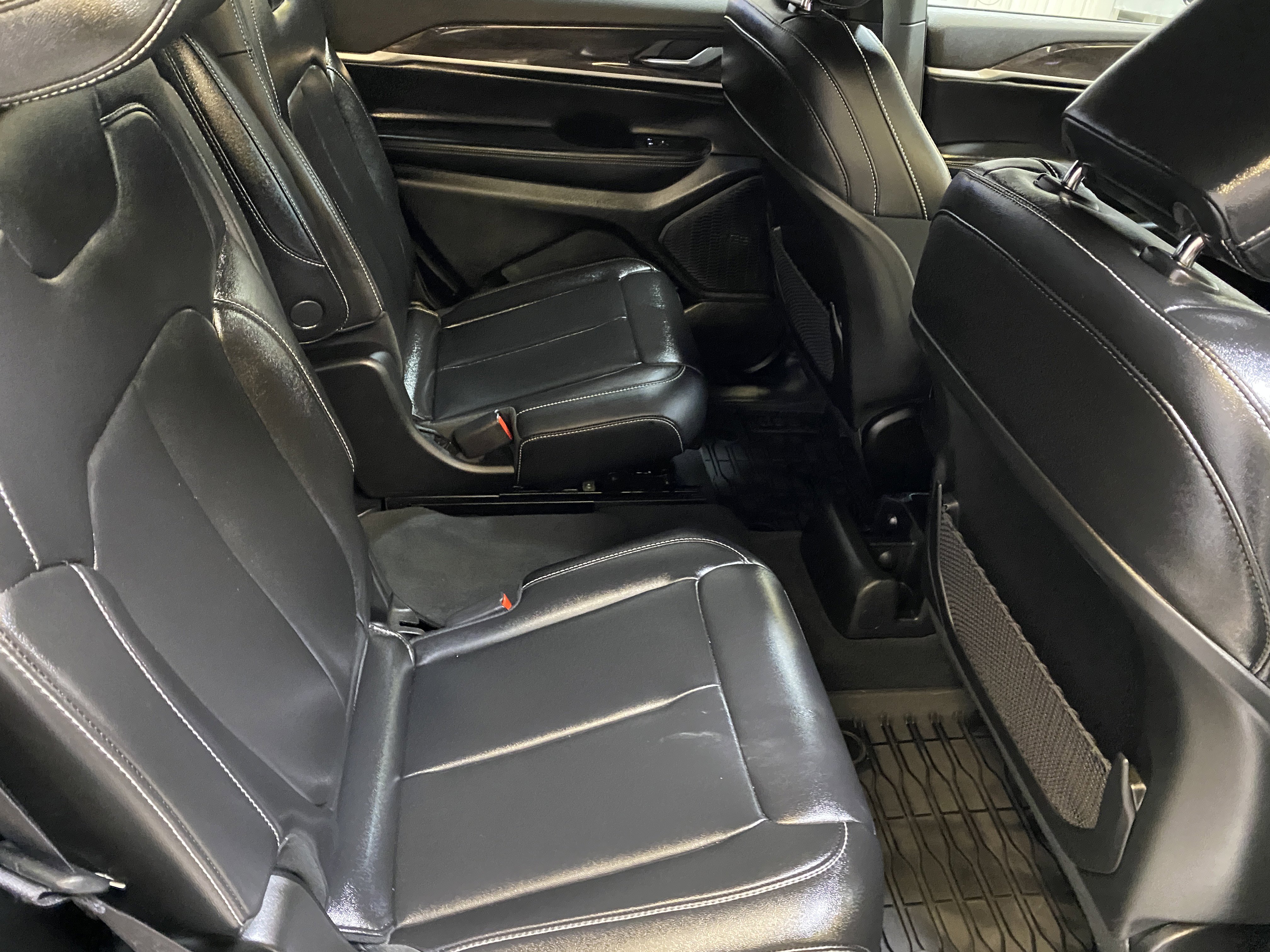 Used 2025 Jeep Grand Cherokee L Limited w/ Black Appearance Package image 28