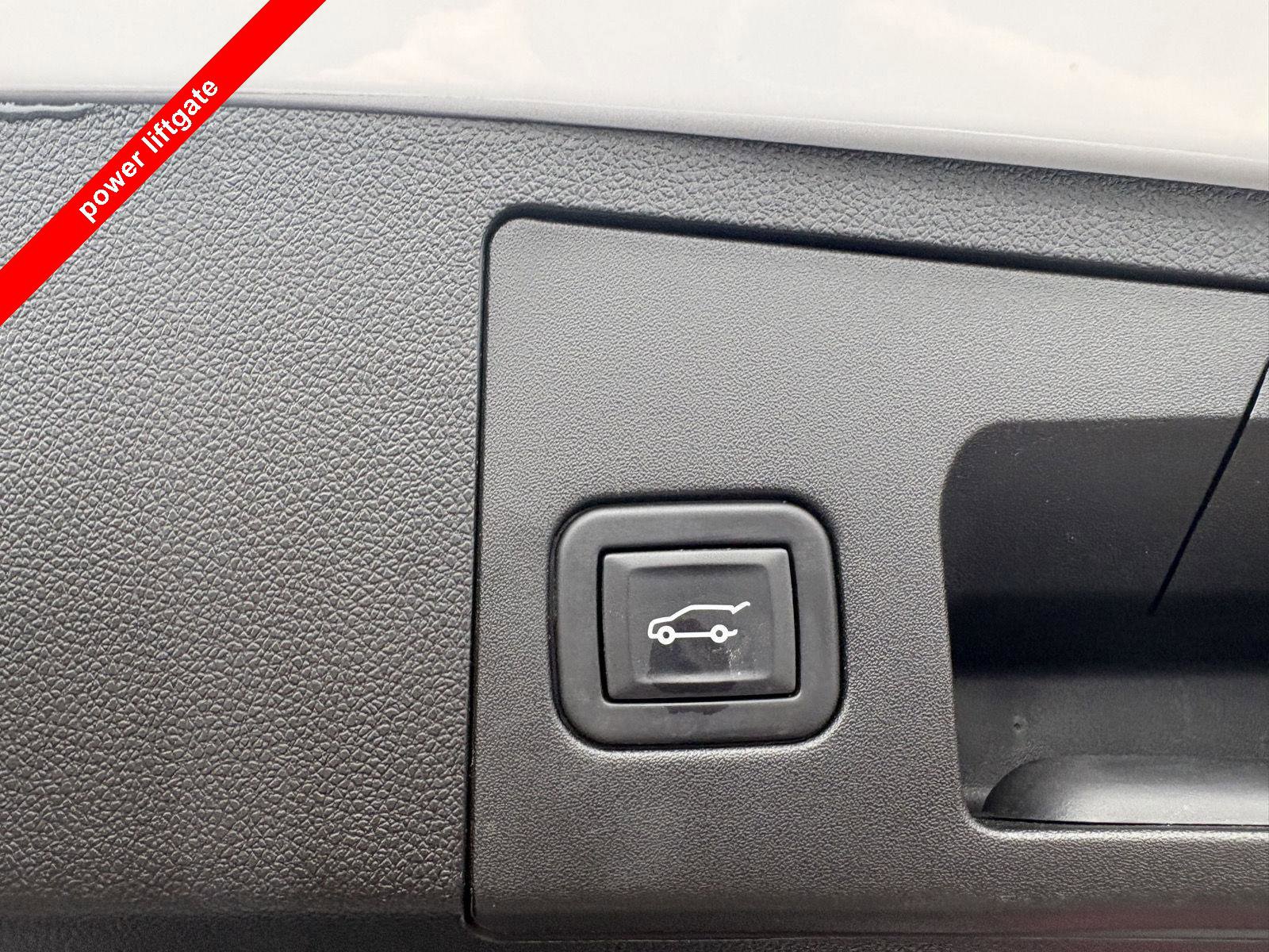 Used 2023 Cadillac XT4 Premium Luxury w/ Cold Weather Package image 8