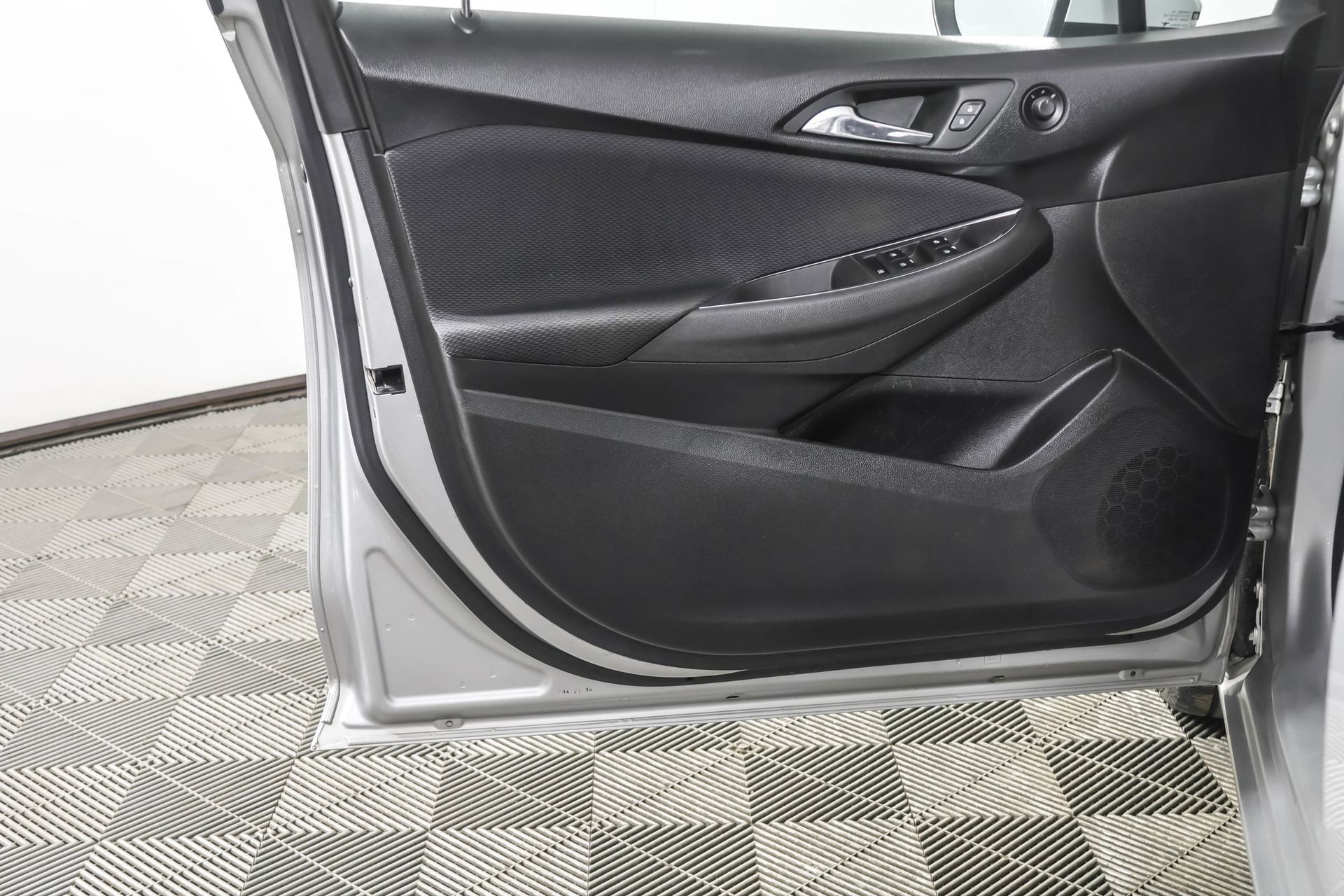 Used 2017 Chevrolet Cruze LT image 31