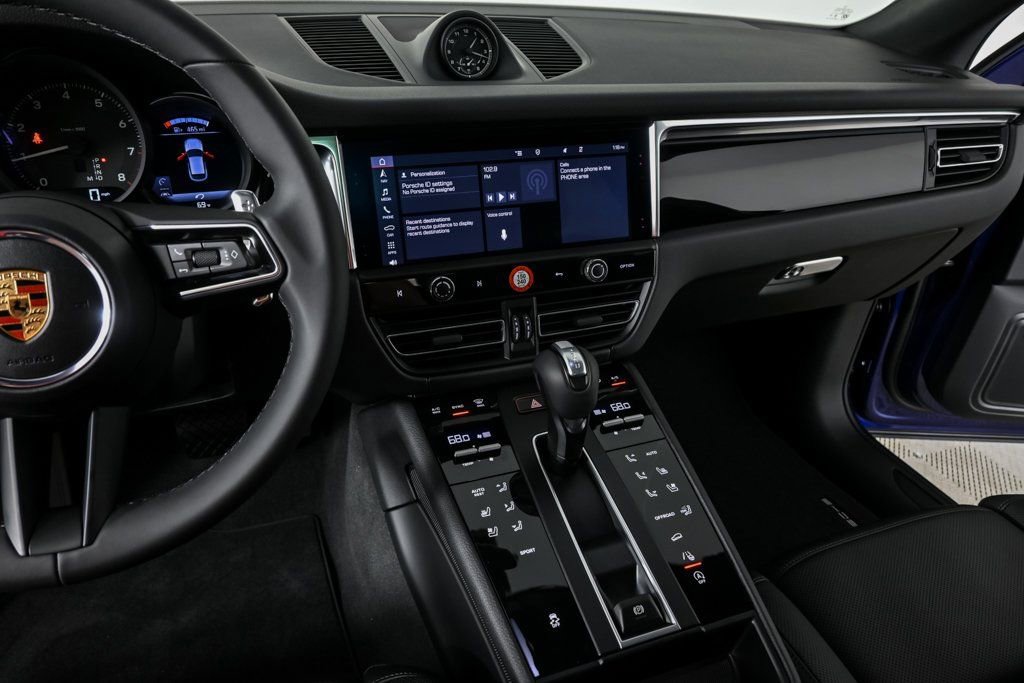Certified 2026 Porsche Macan AWD/4WD image 13