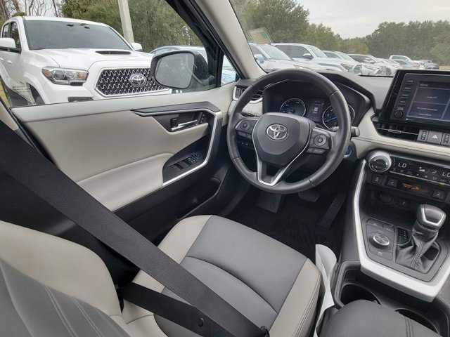 Used 2021 Toyota RAV4 XLE Premium image 7