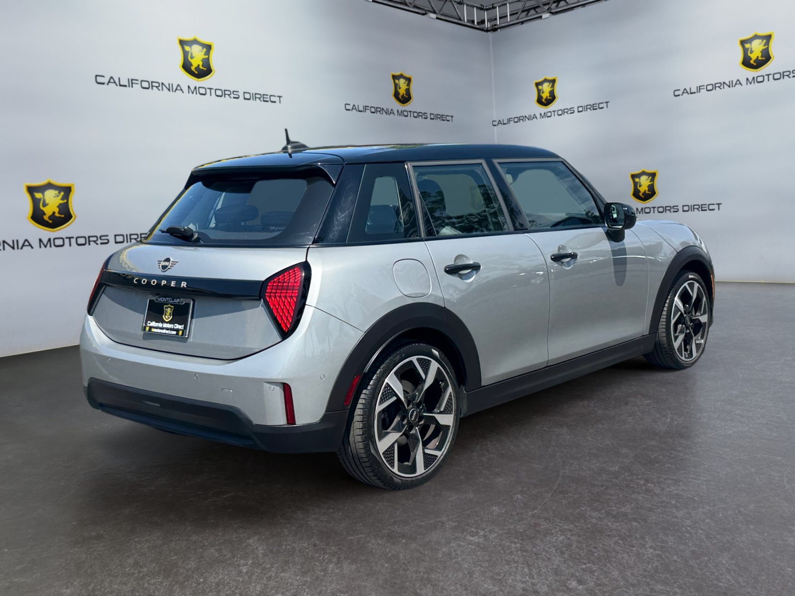 Used 2025 MINI Cooper 4-Door Hardtop FWD image 5