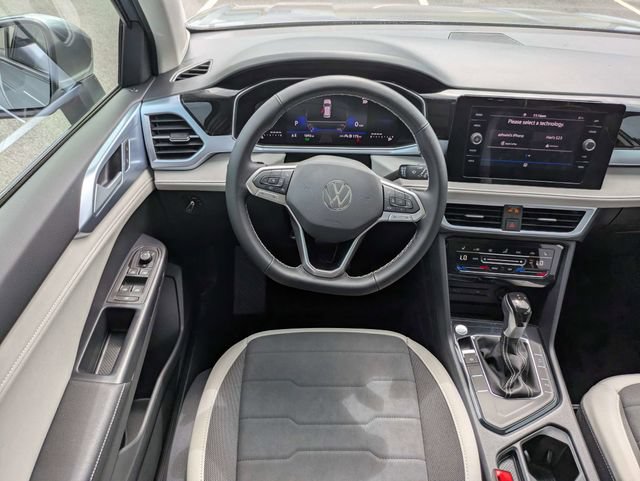 Used 2025 Volkswagen Taos SE FWD image 16