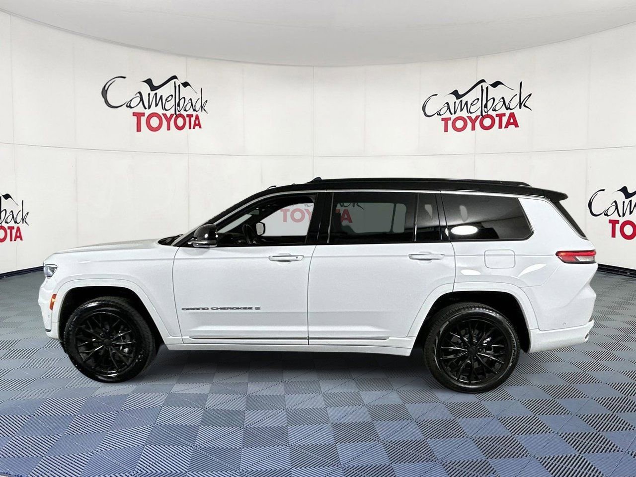 Used 2024 Jeep Grand Cherokee L Summit w/ Advanced Protech Group IV AWD/4WD image 4