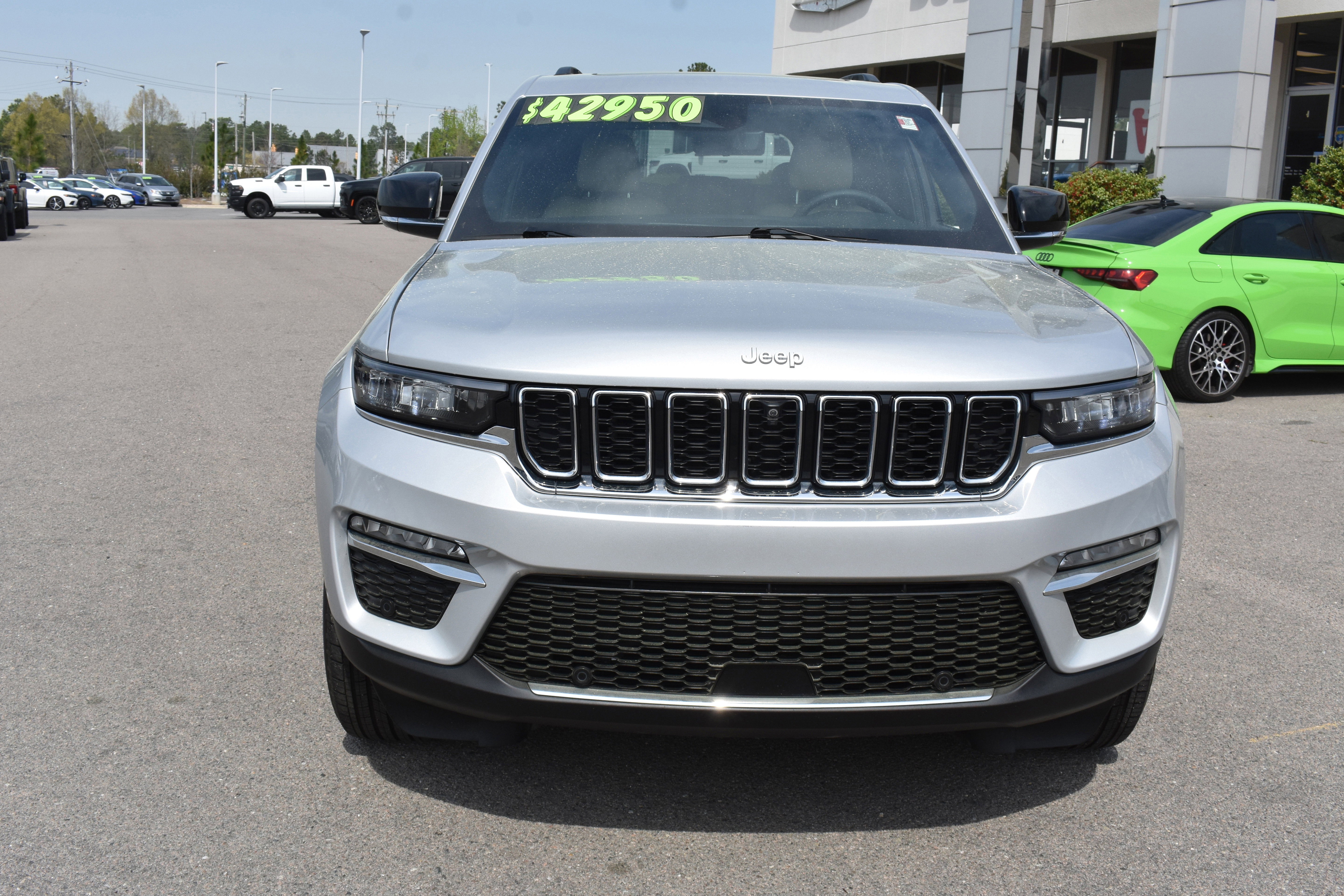 Used 2025 Jeep Grand Cherokee Limited w/ Luxury Tech Group II image 4