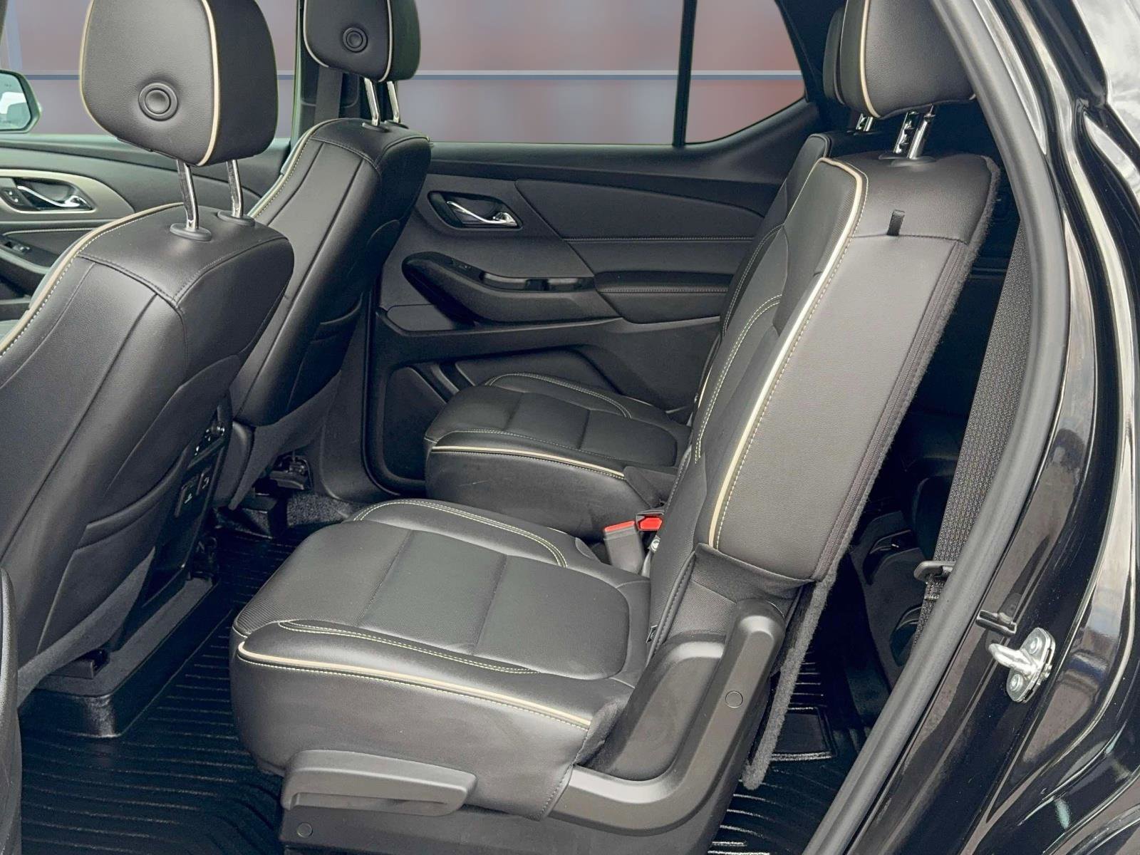 Used 2023 Chevrolet Traverse Premier image 12