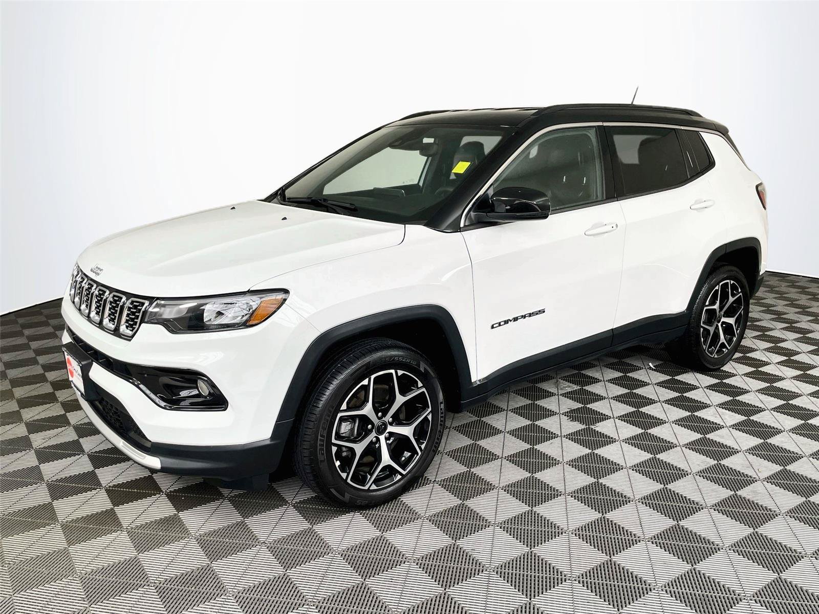 Used 2025 Jeep Compass Limited AWD/4WD image 3