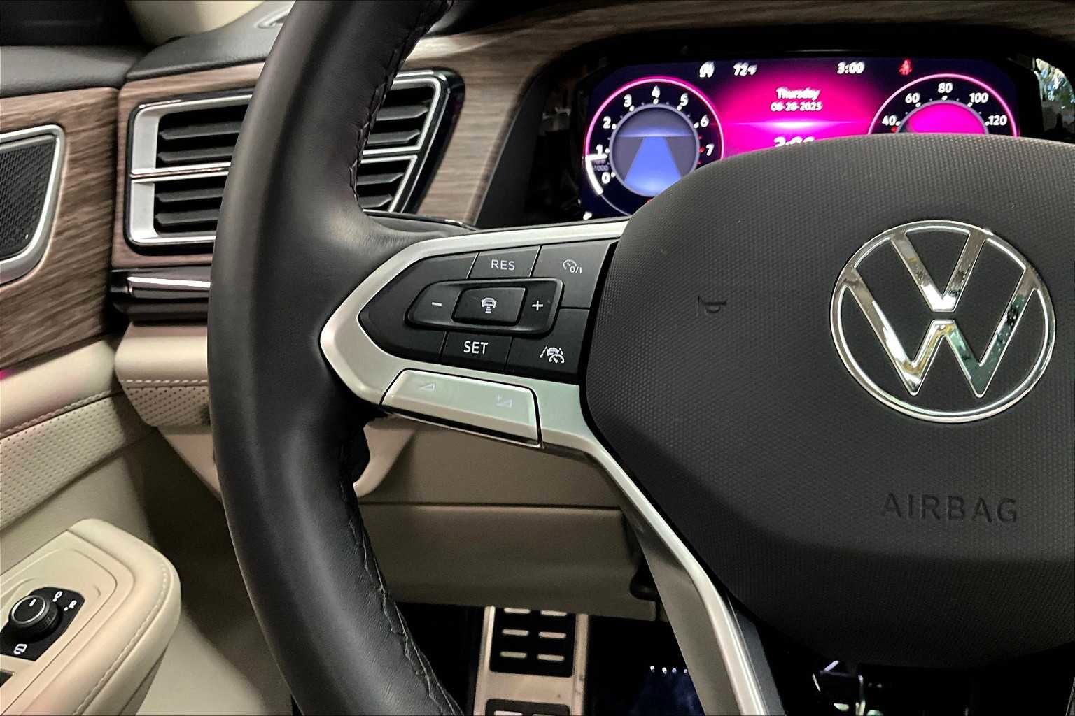 Used 2025 Volkswagen Atlas SEL Premium R-Line image 21