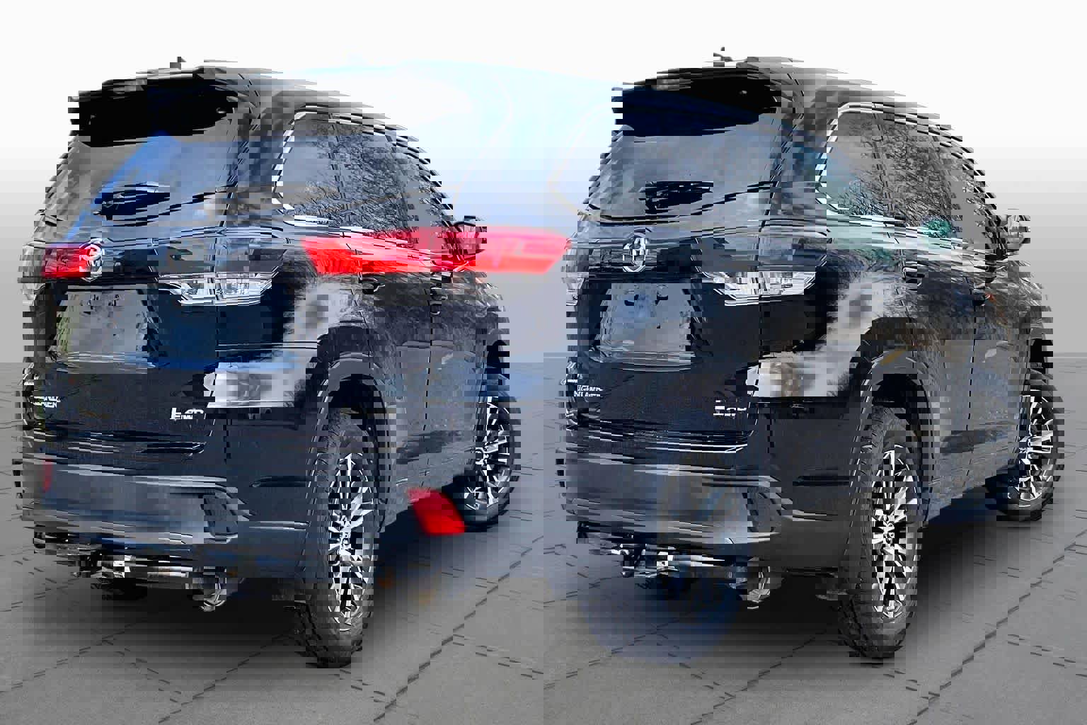 Certified 2018 Toyota Highlander Plus w/ Carpet Mat Package (TMS) AWD/4WD image 13