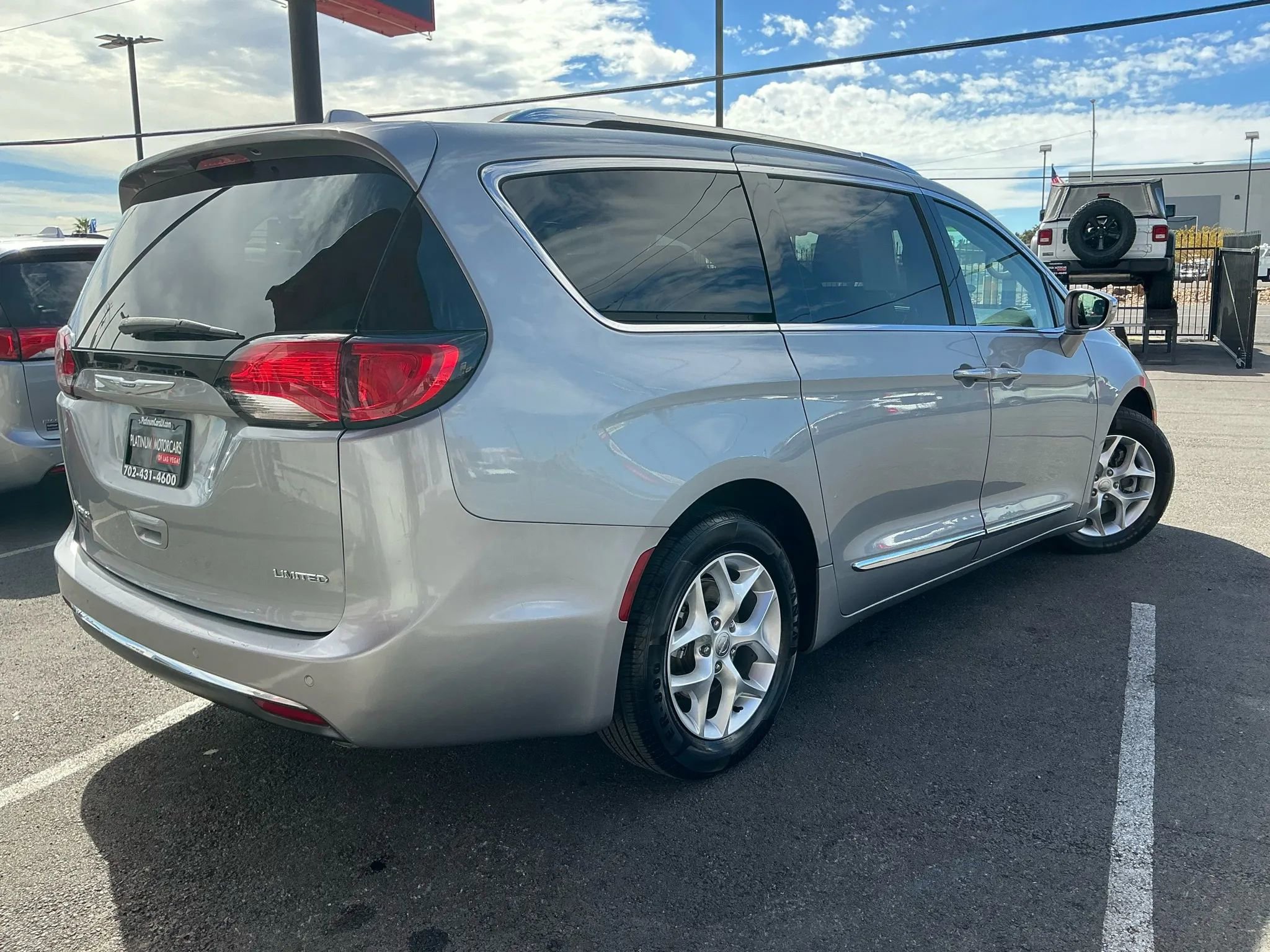 Used 2020 Chrysler Pacifica Limited FWD image 3