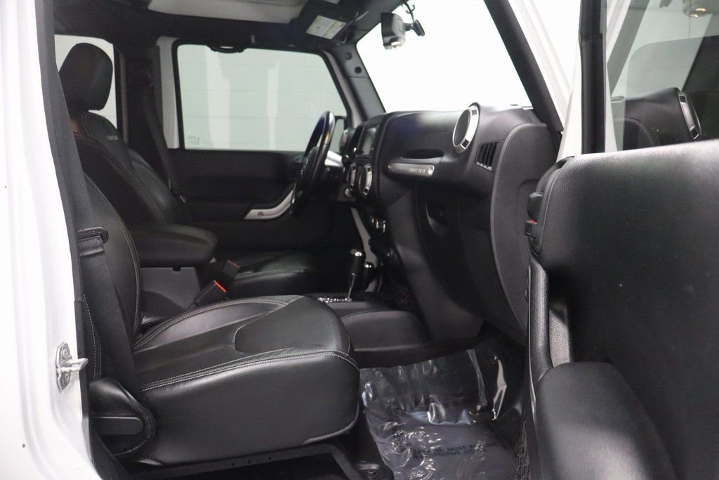 Certified 2017 Jeep Wrangler Unlimited Rubicon w/ Connectivity Group image 15