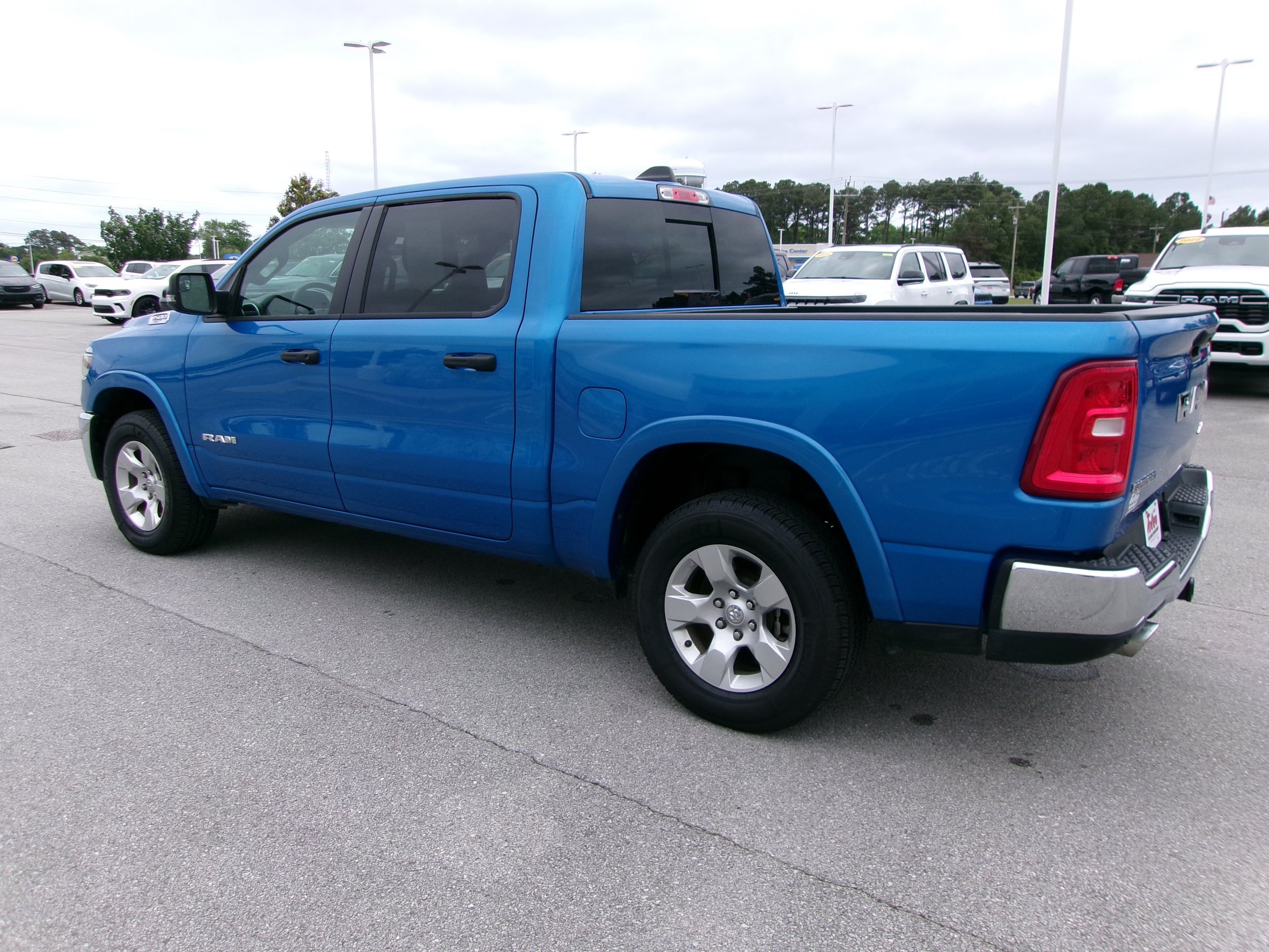 Used 2025 RAM 1500 Big Horn AWD/4WD image 3